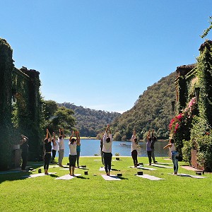Introducción al Bienestar - Sesión de yoga al aire libre