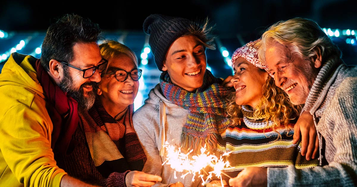 Familia compartiendo propósitos y reflexiones del año