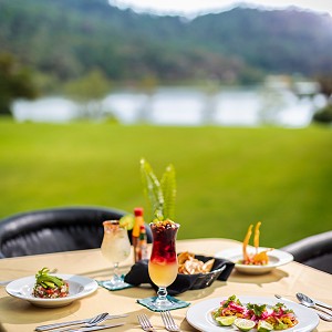 Alimentos y bebidas en Sierra Lago Resort Restaurante La Capilla