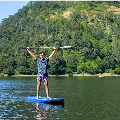 Tabla de paddle al amanecer