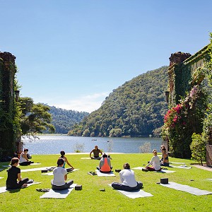 Sesión de Yoga y Bienestar en Sierra Lago Resort