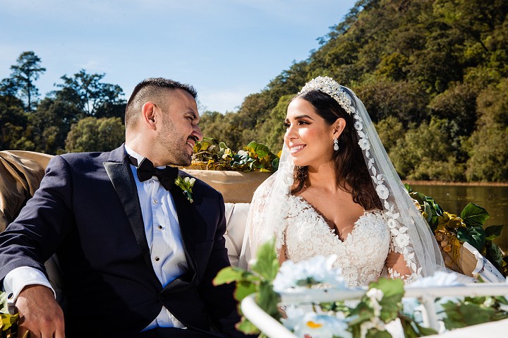 novios en carruaje
