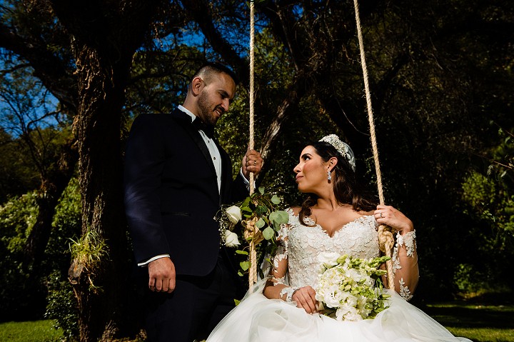pareja en columpio